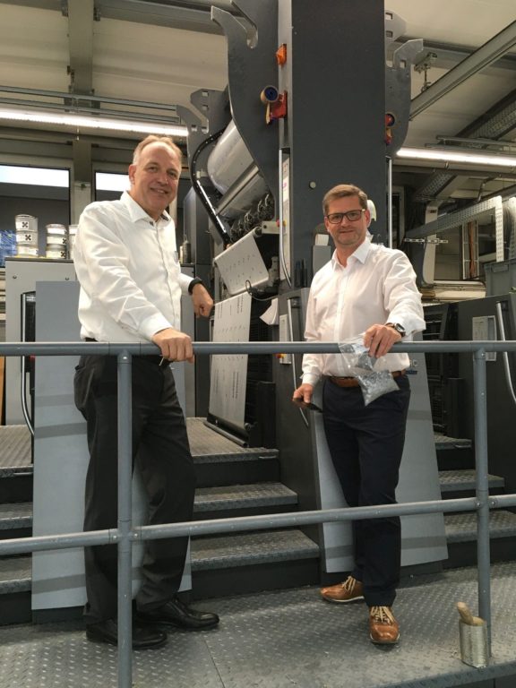 Partnerschaft für Nachhaltigkeit: Frank Denninghoff (l.), Geschäftsführer von Gräfe Druckveredelung, und Roland Seidl, Head of Sales Germany bei Kurz.