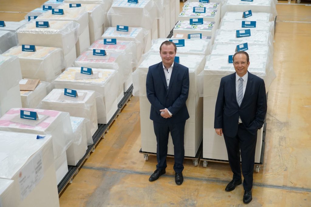 Günther Berninghaus (r.) und sein Sohn Daniel produzieren mit ihrem familiengeführten Unternehmen Papierwerk Landshut Mittler (plm) Verpackungen für die Pharmaindustrie. Foto: Heidelberg