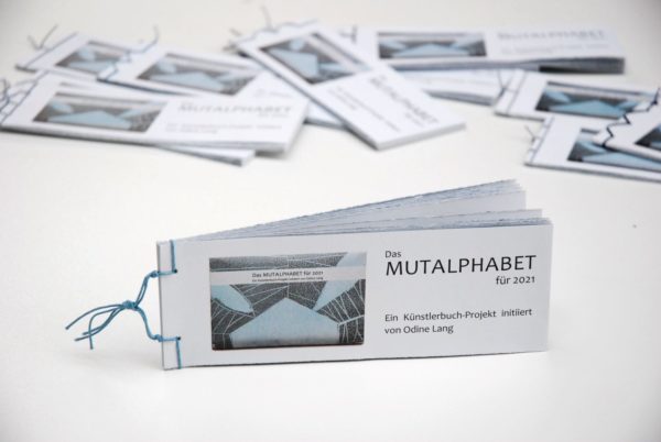 „Mut-Alphabet“ als Katalogheft. Foto: Odine Lang, VG Bild-Kunst, Bonn 2021