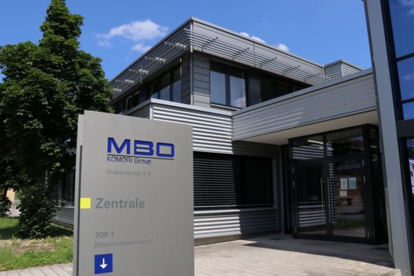 Haupteingang der MBO-Firmenzentrale in Oppenweiler. Foto: MBO Postpress Solutions