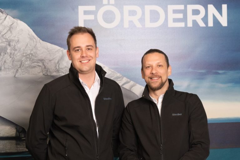 Jan Niklas Gesterkamp (l.) und Sebastian Mende sind Vertriebs-Ansprechpartner für Druck und Weiterverarbeitung. Foto: Steuber