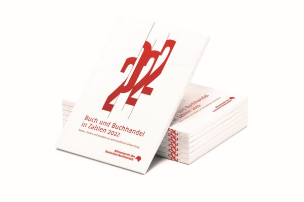 „Buch und Buchhandel in Zahlen 2022“, Hrsg.: Börsenverein des Deutschen Buchhandels e.V., Frankfurt am Main 2022, 156 Seiten, Preis: Print 44,50 Euro (inkl. MwSt., zzgl. Versand), E-Book (PDF) 39,50 Euro (inkl. MwSt.), Print: ISBN 978-3-7657-3435-9, E-Book (PDF): ISBN 978-3-7657-3436-6. Grafik: Börsenverein