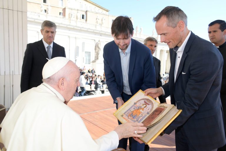 Christian und Georg Ziereis überreichen Papst Franziskus die Nummer 1 des Faksimiles „Der Gero-Codex“. Foto: Vatican Media