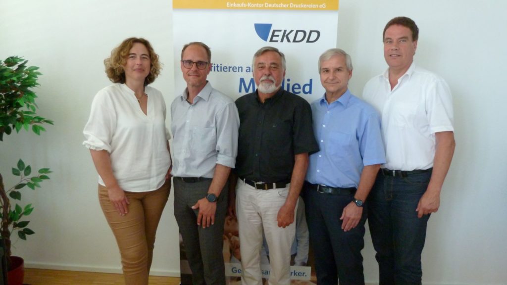 Bewährtes EKDD-Team: Vorstände Bodo F. Schmischke (r.) und Delphine A. Soulard sowie Rigo Fay (M.), Holger Hengst (2.v.r.) und Andreas Krych vom Aufsichtsrat. Foto: EKDD