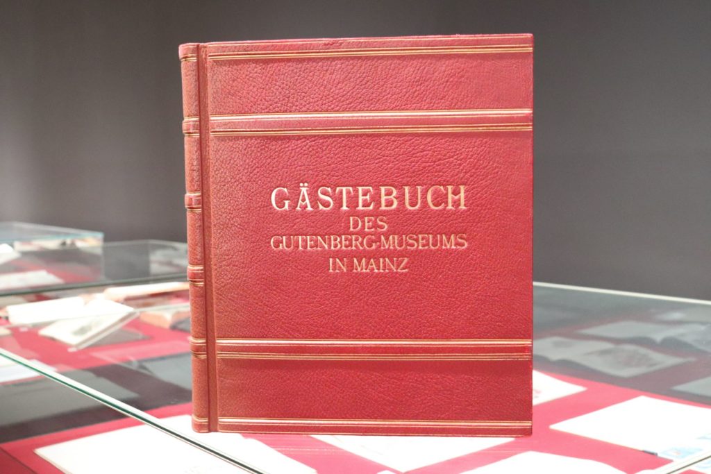 Seltene Einblicke werden in das Gästebuch des Gutenberg-Museums in Mainz gegeben. Foto: Gutenberg-Museum