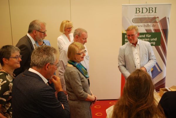 Angeregte Diskussion: Bei der BDBI-Jahrestagung 2022 in Berlin stellte Schmedt-Geschäftsführer Hans-Hinnark Schmedt einige Produktneuheiten vor. Fotos: Frank Baier
