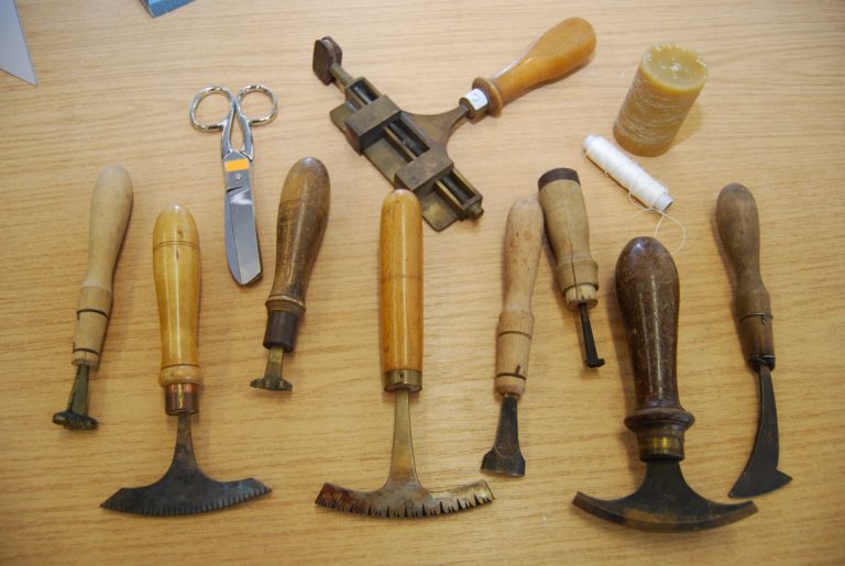 Werkzeuge für den nächsten Handwerks-Workshop liegen schon bereit zur Benutzung. Foto: Frank Baier