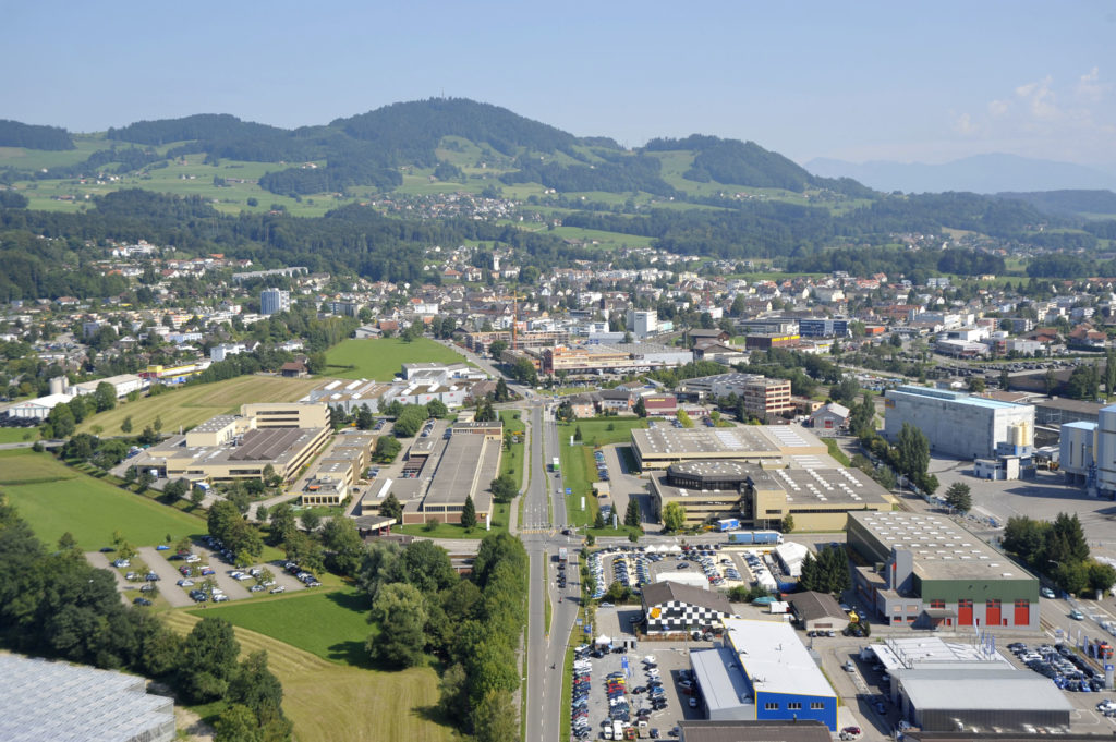 Faszinierendes Bergpanorama: Hinwil im Zürcher Oberland ist Sitz des Herstellers von spezialisierten Fördersystemen. Foto: Ferag