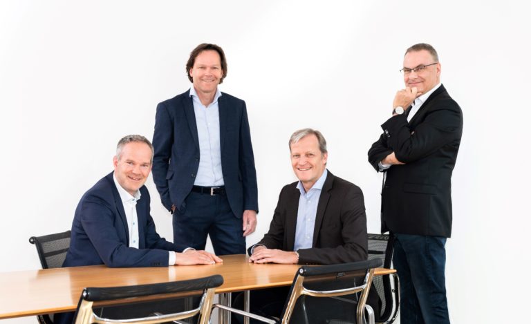 Dr. Rüdiger Schmidt mit Adrian und Christian Meister sowie Roland Ort als neues Team (v.l.). Foto: Conzella Verlagsbuchbinderei