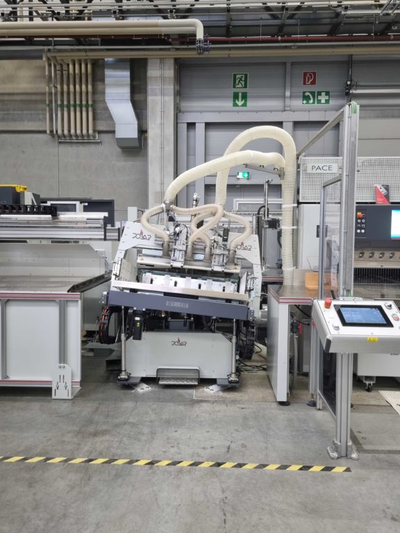 Innerhalb des „Print Media Centers“ von Heidelberger Druckmaschinen wird der „AirGo Jog“ zusammen mit einer Polar-PACE-Anlage betrieben. Foto: Polar