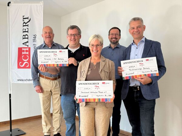 Spendenübergabe (v.l.): Kay H. Neumann, Peter Klein, Simone Stroppel, Florian Walta, Dr. Alfons Motschenbacher. Foto: Schabert