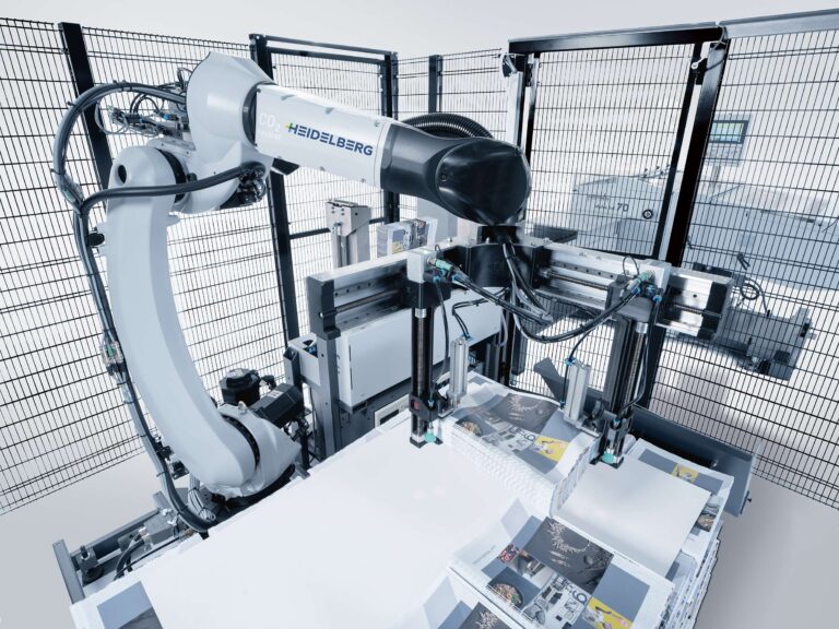 Roboter kommen auch zunehmend in der industriellen Papierverarbeitung zum Einsatz. Foto: Heidelberg