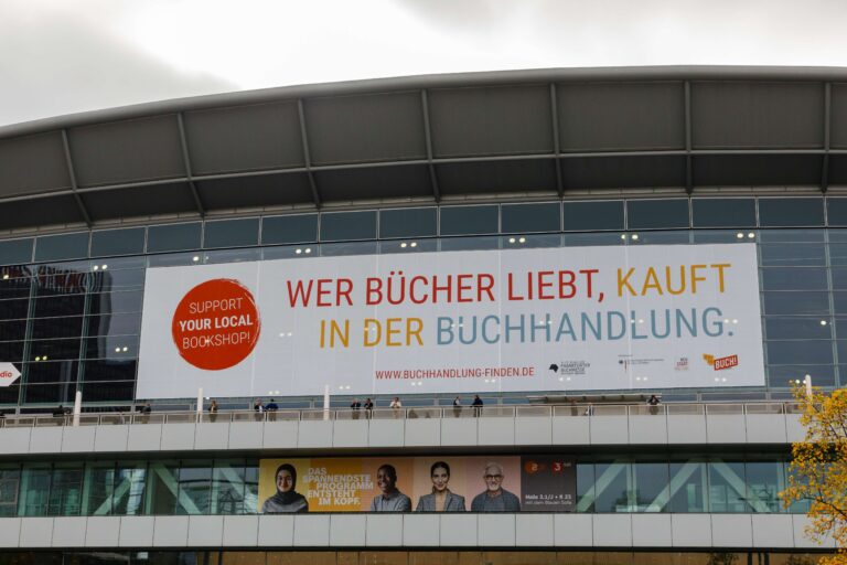 Megaposter auf Hallenfront: Die Buchbranche stellt ihren alltäglichen Existenzkampf aus. Foto: Frankfurter Buchmesse