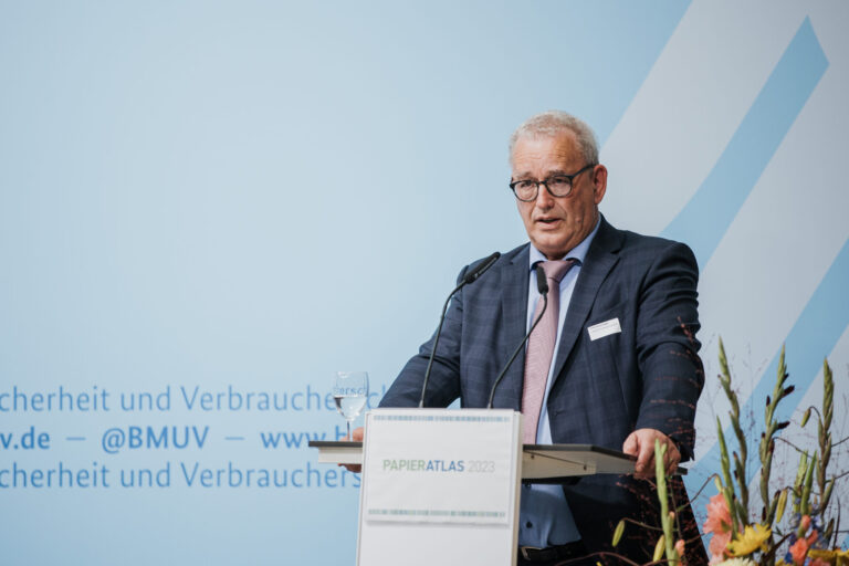 Ulrich Feuersinger, Sprecher der Initiative Pro Recyclingpapier. Foto: BMUV/Sascha Hilgers