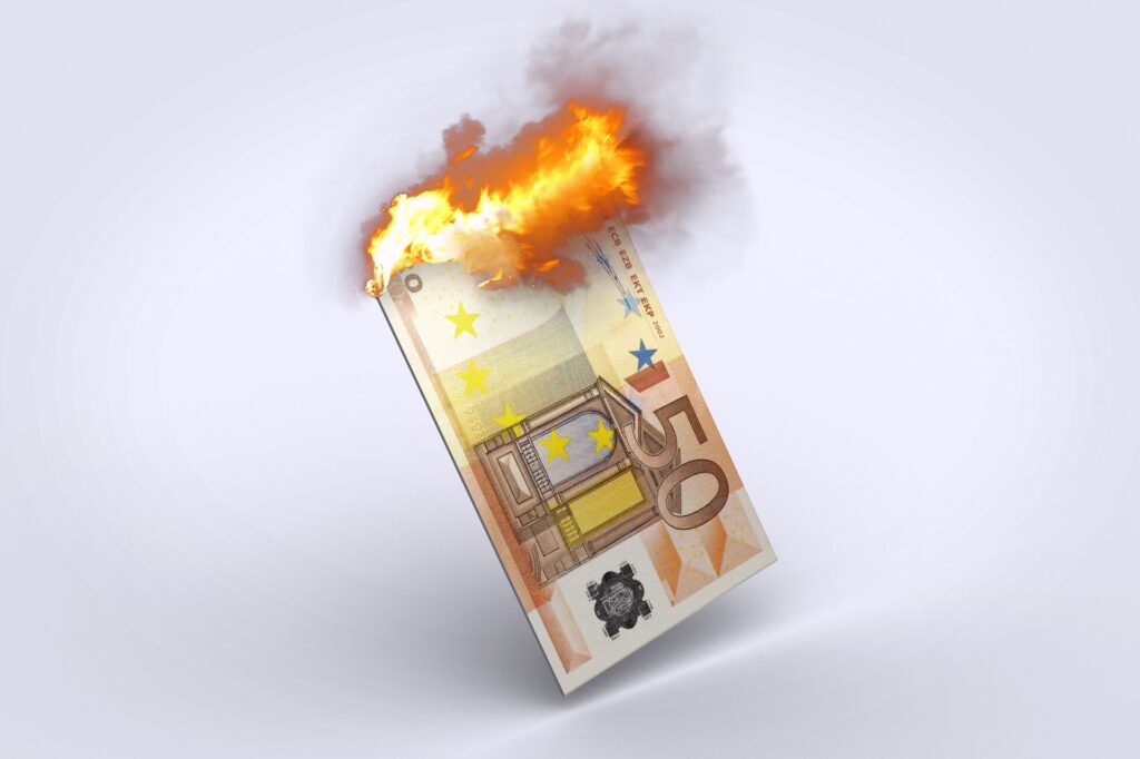 Geld gilt es immer zielgerichtet anzulegen, damit es nicht „verbrannt“ wird. Foto: Pixabay