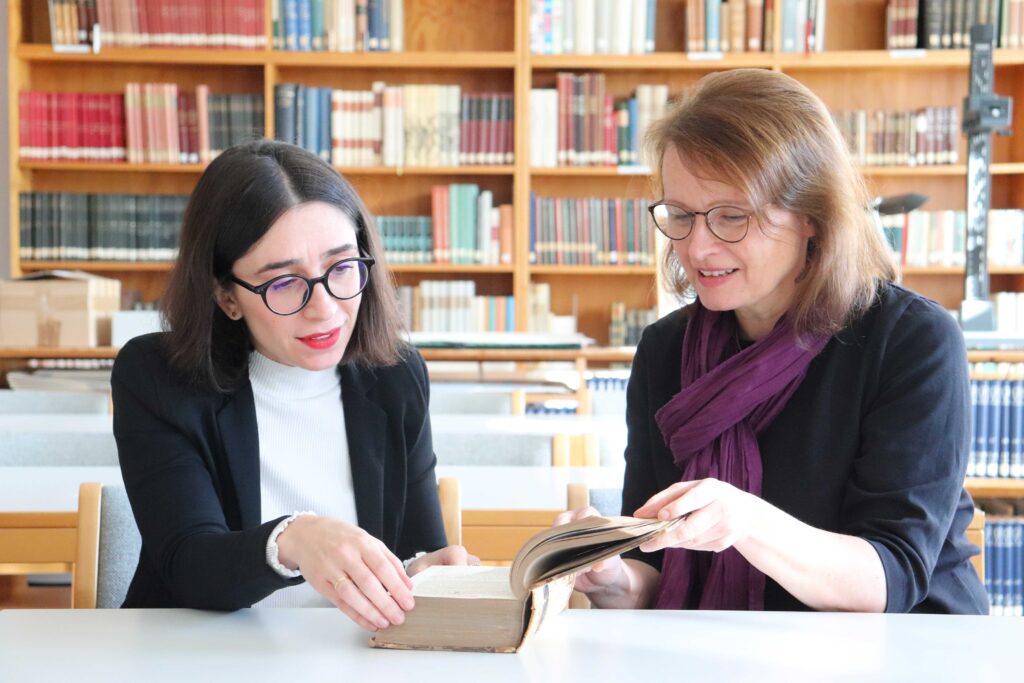 „Büchersprechstunde“: Historische Papierdokumente privaten Eigentums werden professionell begutachtet. Foto: Gutenberg-Museum Mainz