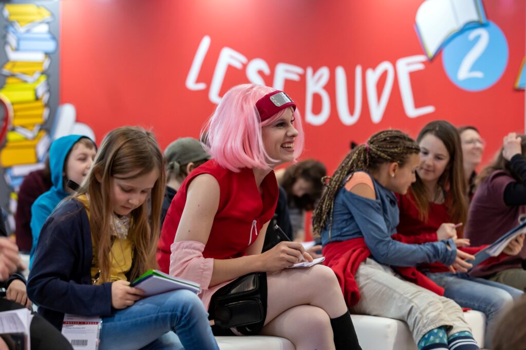 Kinder und Jugendliche bei einem Literatur-Event. Foto: Leipziger Messe/Tom Schulze