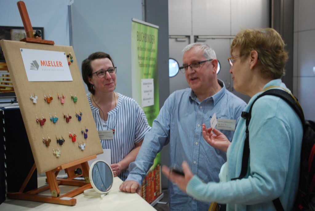 Minibüchlein als Schmuckanhänger von der Müller Buchmanufaktur Leipzig-Gerichshain. Foto: Frank Baier