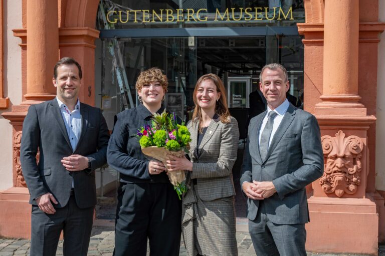 Kooperation im Sinne Gutenbergs: (v.l.): Oberbürgermeister Nino Haase, Pia Oehler, Dr. Carina Weissmann, Museumsdirketor Ulf Sölter. Foto: IGG