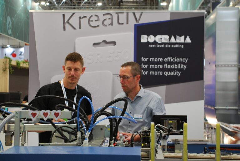 Bograma-Verkaufsleiter Uwe Buhmann (r.) auf der Drupa 2024 in Düsseldorf im Gespräch mit einem Kunden. Foto: Frank Baier