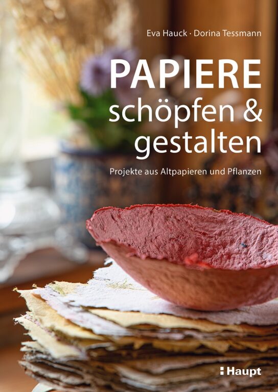 Eva Hauck, Dorina Tessmann: „Papiere schöpfen und gestalten“, Haupt Verlag, Bern (CH), 2024, 128 Seiten, durchgehend farbige Fotos, Softcover mit Klappen, Preis: 28,00 Euro (D), 28,80 Euro (A), 30,00 CHF/UVP, ISBN 978-3-258-60283-7. Cover (Ausschnitt): Verlag