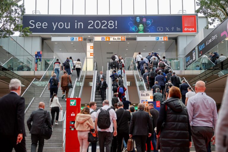 Besucherscharen im Eingangsbereich. Foto: Messe Düsseldorf