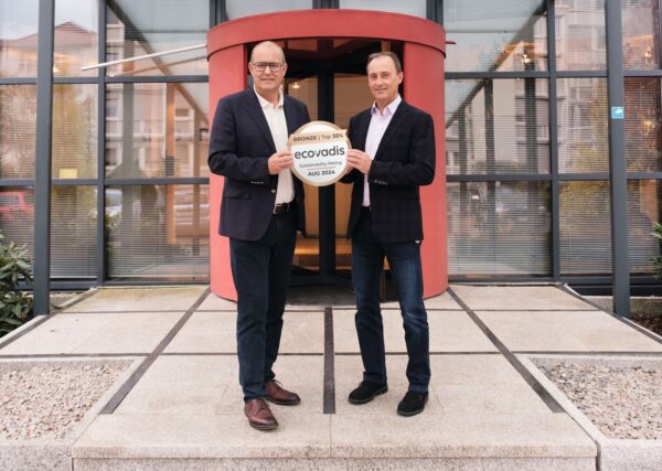 Geschäftsführer Dr. Ralf Krohn (l.) und Bernd Pabst, Production Services, mit der „EcoVadis“-Urkunde. Foto: Krug + Priester