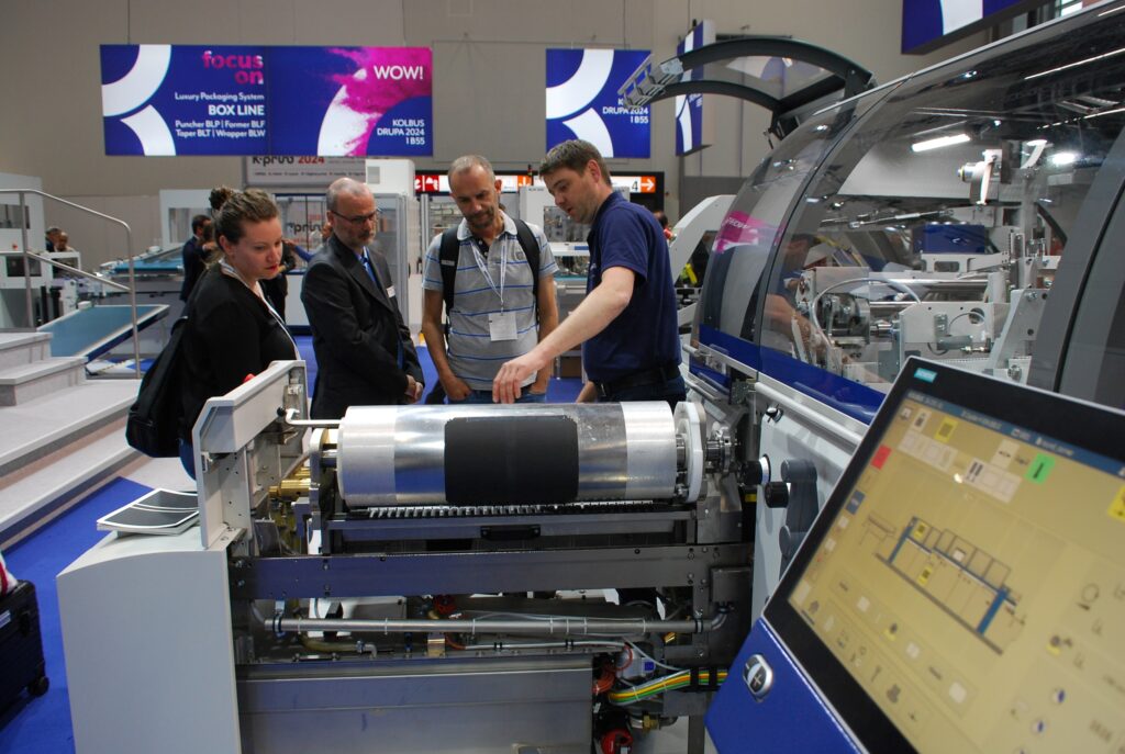 Kolbus-Maschinenvorführung auf der Drupa 2024. Foto: Frank Baier