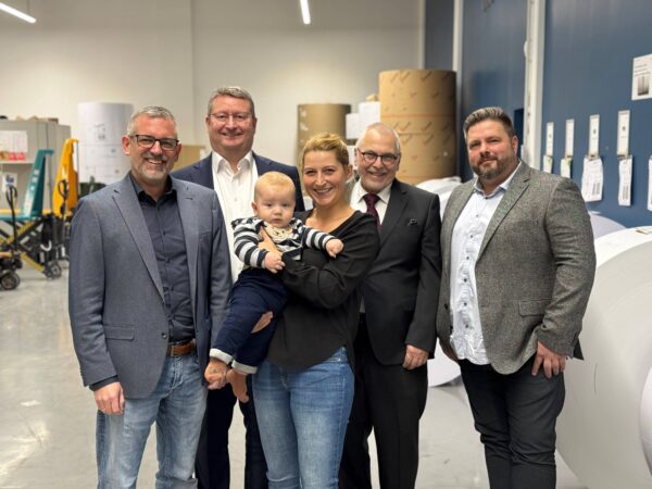 Mediaprint-Hauptgesellschafterin Lisa-Marie Drosihn (mit Sohn Paul) inmitten der GCC-Geschäftsführer Tobias Kaase, Thomas Keim und Alexander Wolf (r.) sowie GCC-Altgesellschafter Manfred Cuno (2.v.r.). Foto: GCC