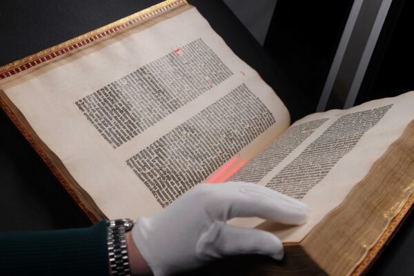 Einblick in eine der letzten originalen Gutenberg-Bibeln. Foto: Gutenberg-Museum Mainz