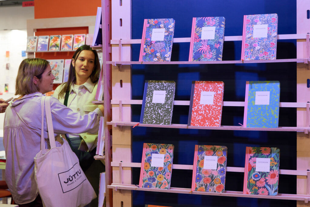 Variationen von Notizbüchern an einem Messestand. Foto: Messe Frankfurt