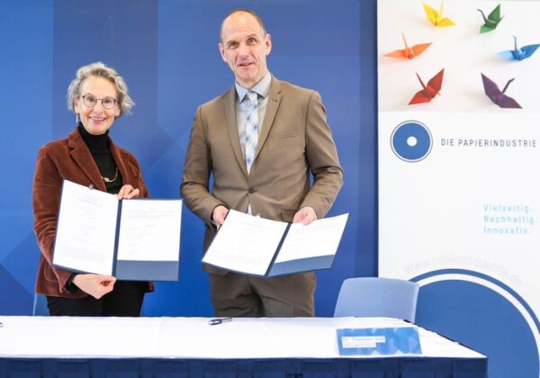 Prof. Ursula M. Staudinger, Rektorin der Technischen Universität Dresden, und Dr. Thorsten Voß, Vorstand der Forschungsstiftung der Papierindustrie, mit den signierten Verträgen. Foto: Sven Ellger/TU Dresden