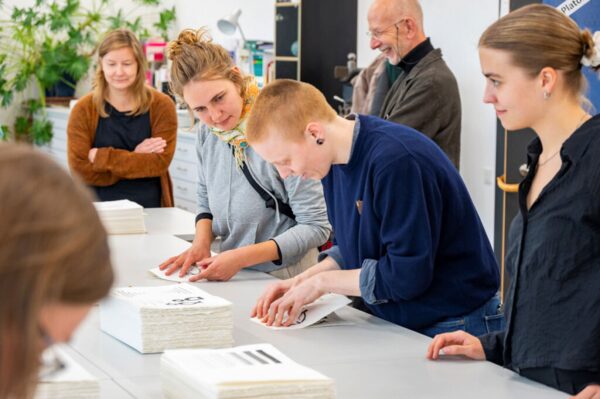 Schöpferische Verarbeitung der Papierbogen. Foto: Bureau Sebastian Moock