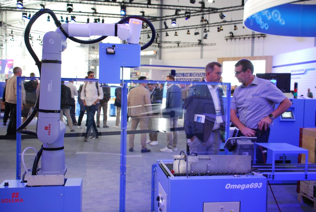 Robotik-Anwendung in der industriellen Druck-Weiterverarbeitung. Foto: Frank Baier