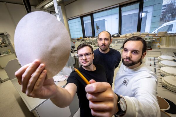 Spezialisten präsentieren eine zu 30 Prozent aus rezyklierten Baumwollfasern bestehende Papierprobe. Foto: Lunghammer/TU Graz