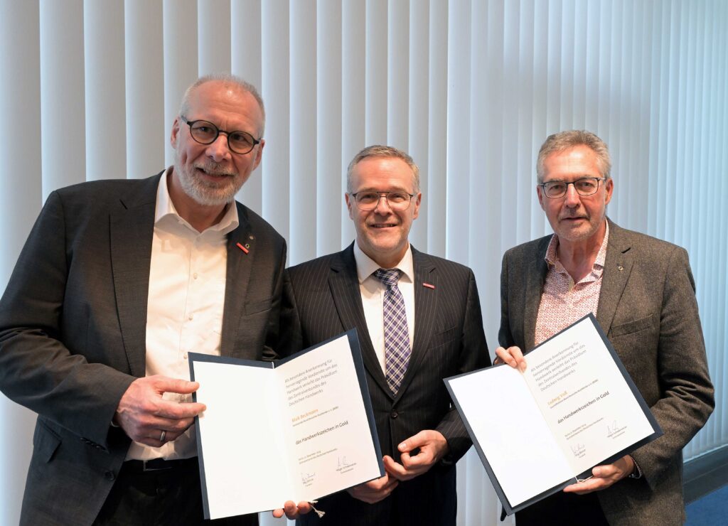 „Handwerkszeichen in Gold“ für BDBI-Protagonisten: Jörg Dittrich, Präsident des Zentralverbands des Deutschen Handwerks (ZDH), mit dem BDBI-Vorstandsvorsitzenden Maik Beckmann (l.) und dem langjährigen BDBI-Geschäftsführer Ludwig Voß (r.). Foto: HWK Düsseldorf/Wilfried Meyer