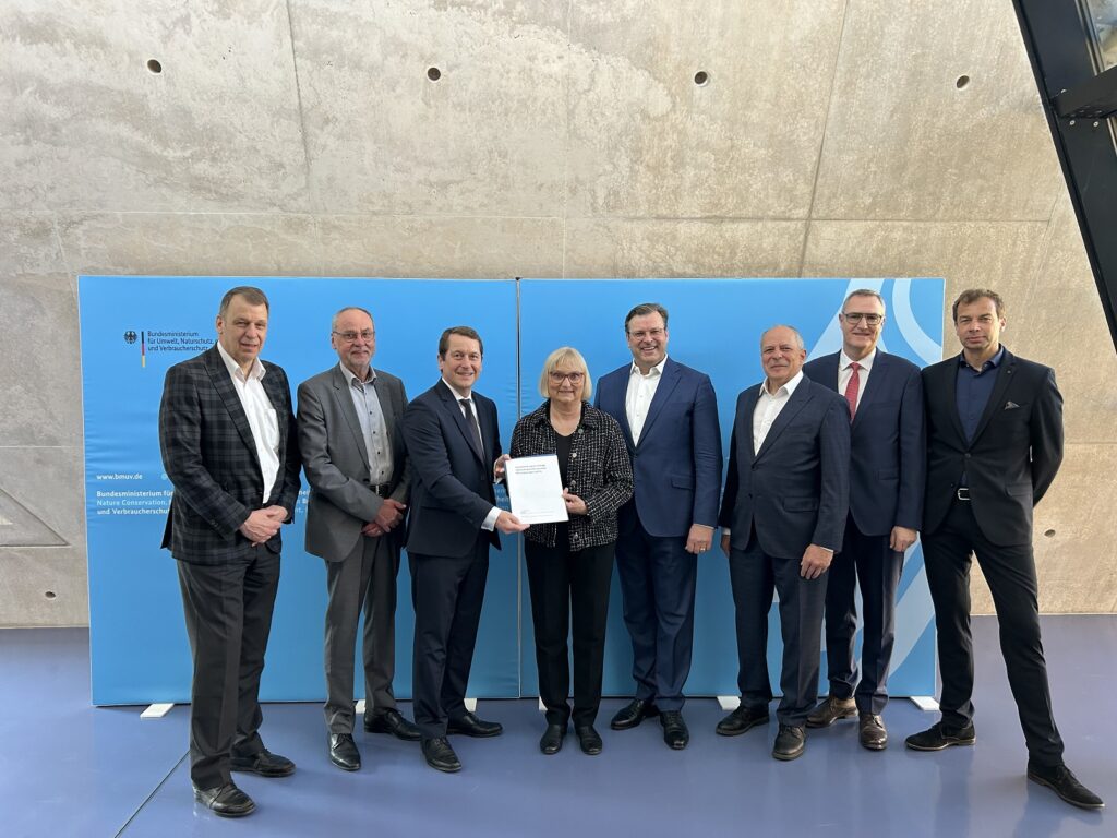 Staatssekretärin Dr. Bettina Hoffmann nimmt die Garantieerklärung entgegen. Foto: Agepa