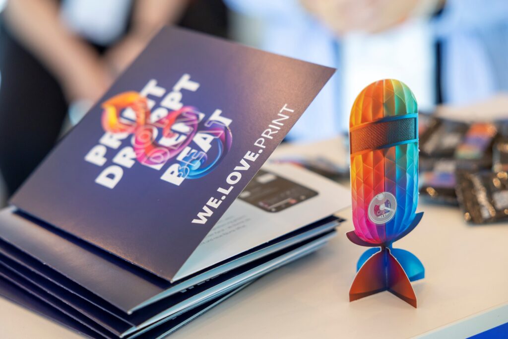 Highlight-Projekt „Musik-Setcard“: Gedruckte und geprägte Motive einer Rockgitarre und eines Mikrofons sind mit NFC-Chips ausgerüstet. Nach dem Scannen öffnen sich individuelle Playlists und generieren multisensorische Erlebnisse. Foto: ctillmann/Messe Düsseldorf