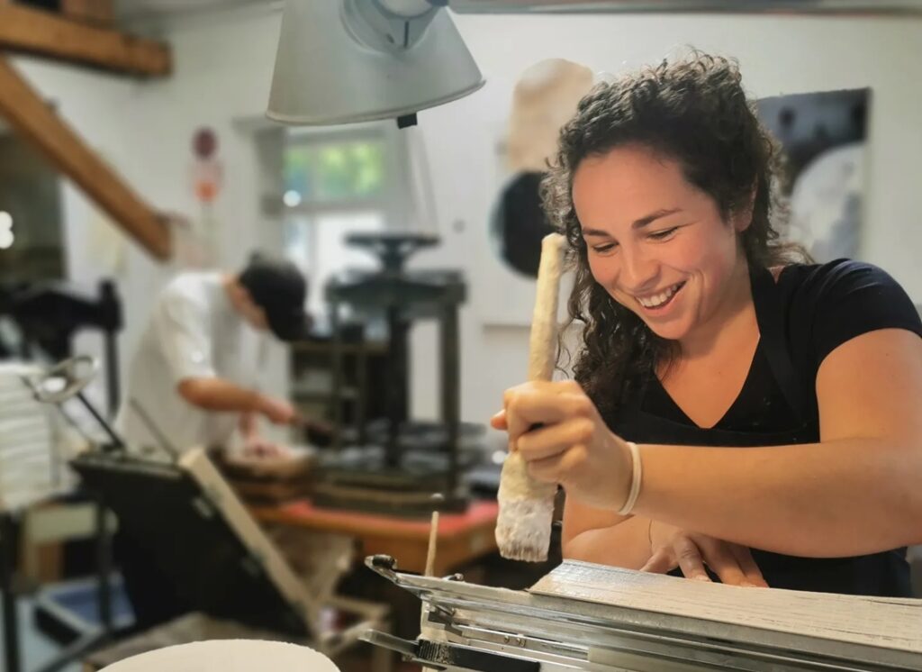 Assunta Gappmaier mit Freude bei der Arbeit schon als Lehrling. Foto: Buchbinderei Sanders