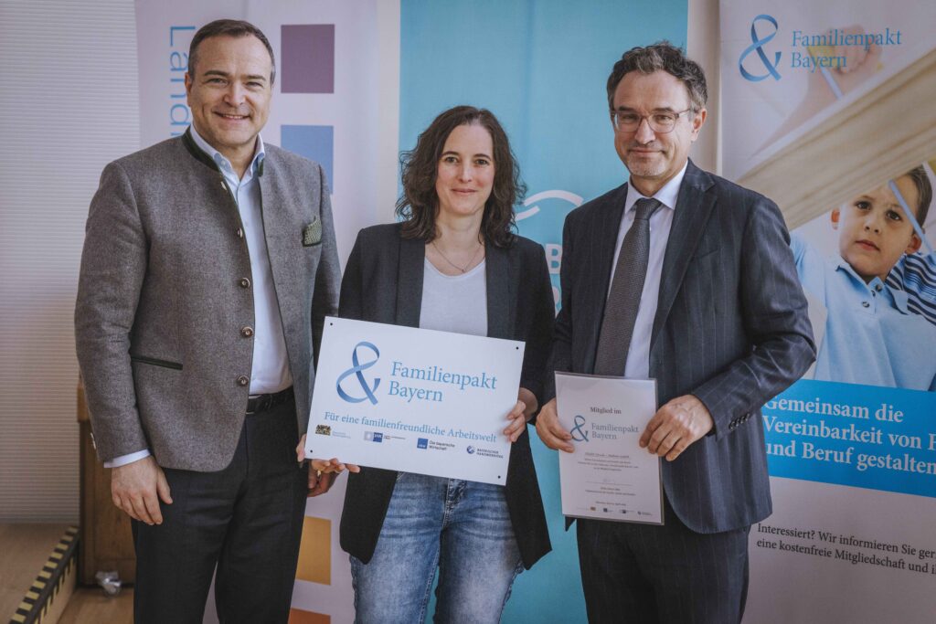 Auszeichnungsüberreichung (v.l.): Thomas Eichinger, Landrat Landkreis Landsberg am Lech, Kristina Sievers, Egger Druck + Medien GmbH, Christian Schoppik, Ministerialdirektor Bayerisches Staatsministerium für Familie, Arbeit und Soziales. Foto: Egger Druck + Medien