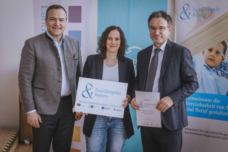 Auszeichnungsüberreichung (v.l.): Thomas Eichinger, Landrat Landkreis Landsberg am Lech, Kristina Sievers, Egger Druck + Medien GmbH, Christian Schoppik, Ministerialdirektor Bayerisches Staatsministerium für Familie, Arbeit und Soziales. Foto: Egger Druck + Medien