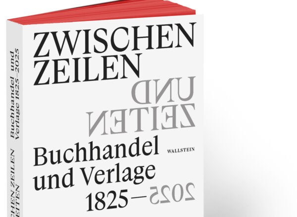 Christine Haug/Stephanie Jacobs (Hrsg.): „Zwischen Zeilen und Zeiten“, Bruckmann Verlag, Göttingen, 2025, 568 Seiten, Klappenbroschur, Preis: 28,00 Euro (D), ISBN 978-3-8353-5874-8. Cover: Verlag