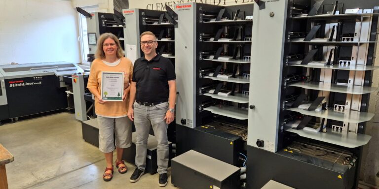 Partnerschaft voller Zuverlässigkeit: Tanja Spieler, Geschäftsführerin Druckerei Tübel GmbH, und Thomas Heil, Vertriebsleiter Horizon GmbH. Foto: Horizon