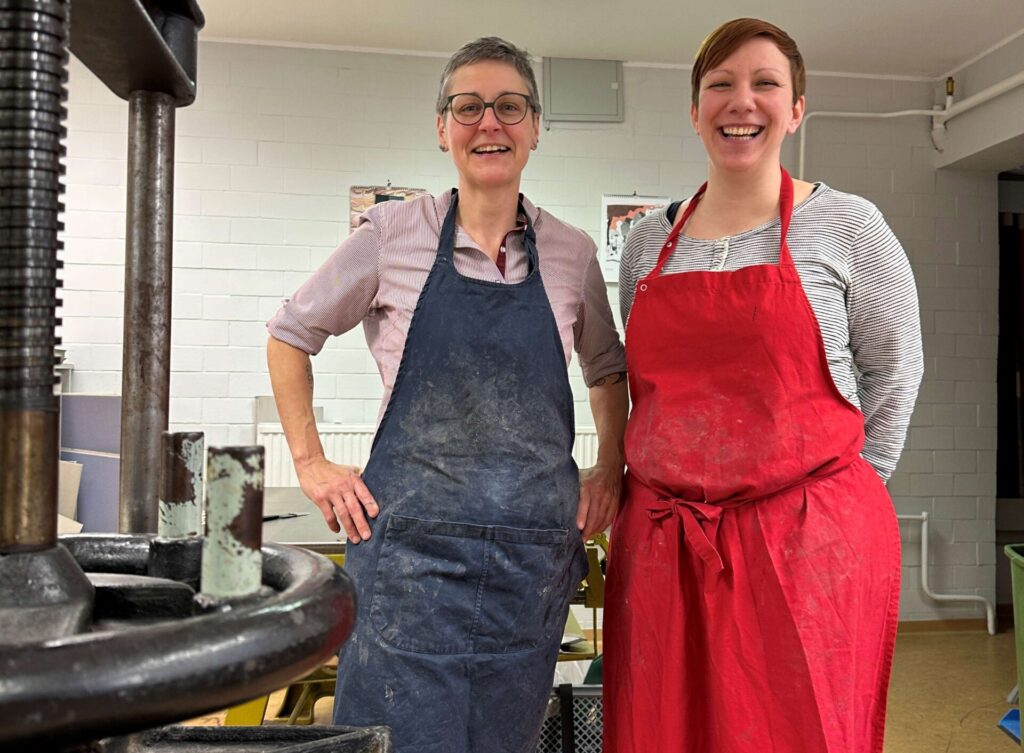 Werkstatt in der Innenstadt Potsdams: Kirstin Sieling (l.) und Katharina Engelmann-Stellmacher. Foto: HWK Potsdam/Kuste