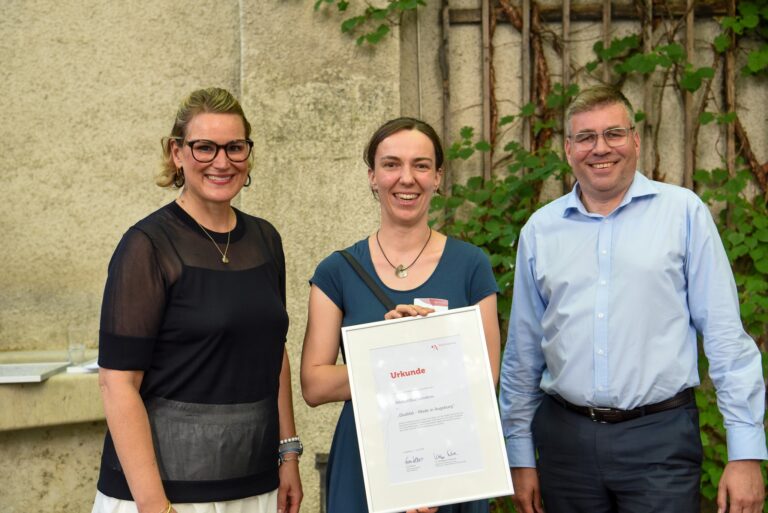 Oberbürgermeisterin Eva Weber (l.) und Wirtschaftsreferent Dr. Wolfgang Hübschle mit der AltstadtBuchbinderei-Inhaberin Elisabeth Zelck. Foto: Ruth Plössel/Stadt Augsburg
