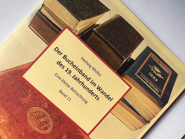 Hedwig Müller: „Der Bucheinband im Wandel des 19. Jahrhunderts“, Band 11, Verlag Klaus Müller, Landau (Pfalz), 2024, 96 Seiten, zahlreiche Abbildungen, gebunden, Preis: 15,00 Euro (D), Cover-Foto: Frank Baier