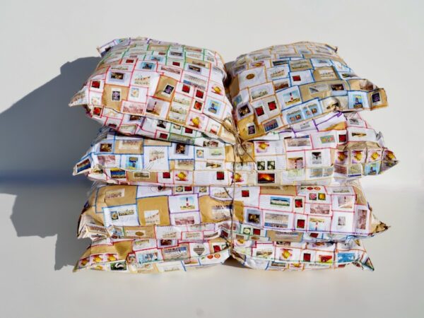 Ulrike Lindner: „Reisekissen“. Briefmarken erzählen Geschichten vom Reisen und vom Austausch zwischen Menschen. Papier wird hier zum Bindeglied zwischen Welten und zur Grundlage eines Dialogs über Vergangenheit, Gegenwart und Zukunft. Foto: Ulrike Lindner