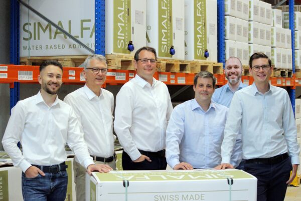 Erweitertes Management (v.l.): Andri Simmler (Co-CSO), Thomas Simmler (CEO), Christian Bänninger (COO), Reto Bisang (CFO), Jochen Schanbacher (Managing Director Asia-Pacific), Florian Mack (CIO/CDO). Foto: Alfa Klebstoffe