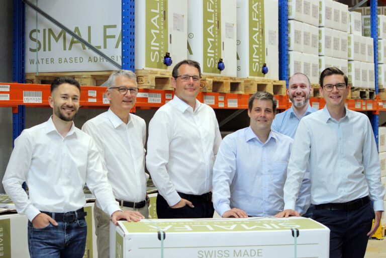 Erweitertes Management (v.l.): Andri Simmler (Co-CSO), Thomas Simmler (CEO), Christian Bänninger (COO), Reto Bisang (CFO), Jochen Schanbacher (Managing Director Asia-Pacific), Florian Mack (CIO/CDO). Foto: Alfa Klebstoffe