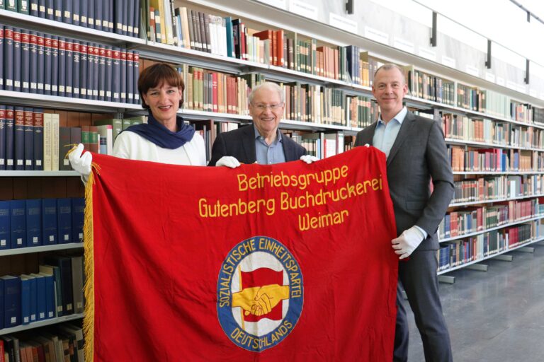 Reliquienübergabe (v.l.): Marianne Grosse, Kulturdezernentin der Landeshauptstadt Mainz, Sammler Prof. Dr. Eckhart Pick und Dr. Ulf Sölter, Direktor des Gutenberg-Museums. Foto: Gutenberg-Museum Mainz